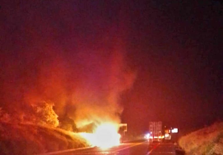 Se incendia camión torton en la autopista Siglo XXI