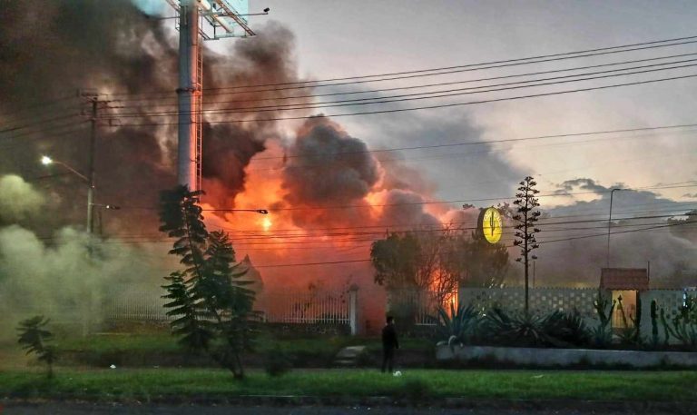 Voraz incendio consume restaurante y una vivienda en La Pinera de Uruapan