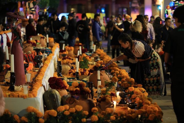 Plaza de Armas reviste de color y tradición para conmemorar el Día de Muertos