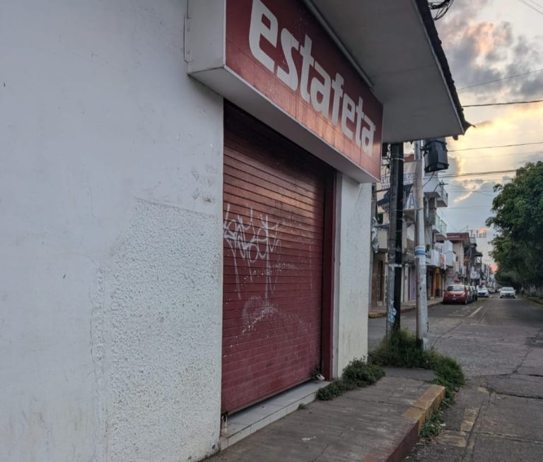 Delincuentes vacían sucursal de Estafeta en Uruapan