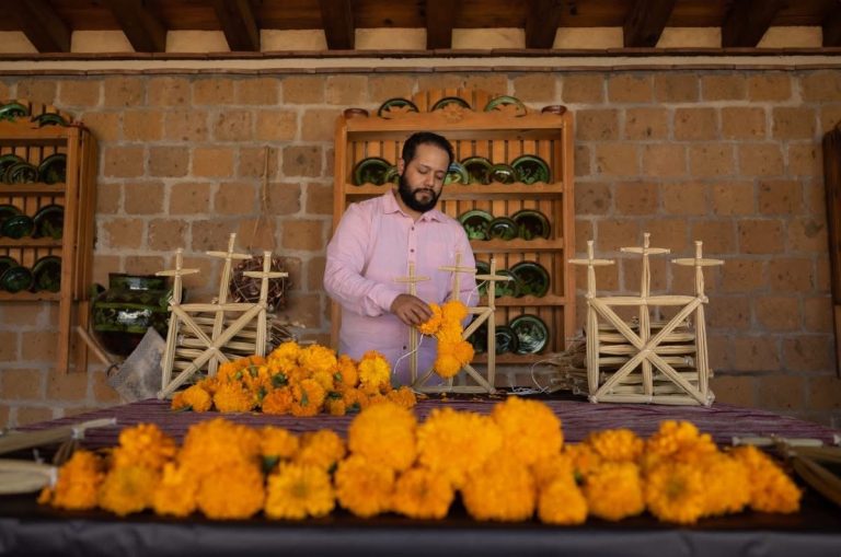 Imparten taller para crear arcos para altares de muerto con flor de cempasúchil