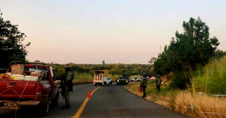 Localizan cadáver encobijado y con narcomensaje en la carretera Uruapan-Lombardía