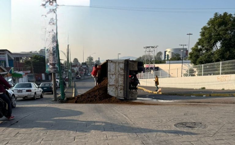 Vuelca volteo frente a Wal-Mart, en el Fraccionamiento Villa Uruapan